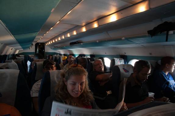 A bordo do avião rumo à Isla de La Juventud, em Cuba (foto de Laura Schunemann)